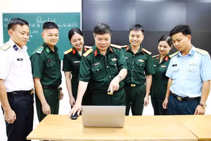 Đại tá Nguyễn Hồng Vĩnh, giảng viên Khoa Công tác Đảng, công tác chính trị (đứng giữa) triển khai triết lý giáo dục đào tạo mới của Học viện.