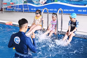 Một lớp dạy bơi tại Cung Thiếu nhi Hà Nội . Ảnh: THÀNH ĐẠT
