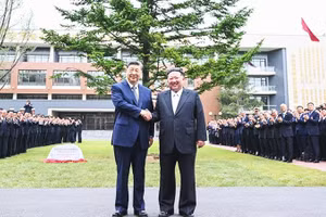 Hai nhà lãnh đạo Trung Quốc (bên trái) và Triều Tiên gặp gỡ tại Bình Nhưỡng. Ảnh: XINHUA