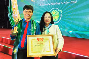 Anh Tài nhận Giải thưởng Lương Định Của do Trung ương Đoàn TNCS Hồ Chí Minh trao tặng.