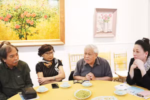 Nhà thơ Vũ Quần Phương trong một buổi trò chuyện văn chương. Ảnh: KHIẾU MINH