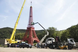Mô hình tháp Eiffel khổng lồ