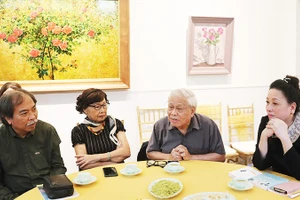 Nhà thơ Vũ Quần Phương trong một buổi trò chuyện văn chương. Ảnh: KHIẾU MINH