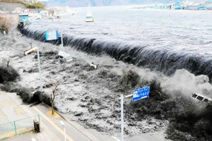Sóng thần tràn vào Nhật Bản năm 2011. Ảnh: GETTY IMAGES