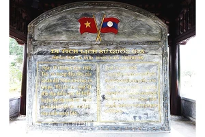 Tấm bia khắc ghi thông tin về đội vũ trang Lát-Xạ-Vông.