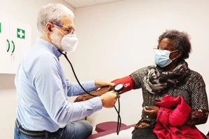 Một bác sĩ đã về hưu được tăng cường hỗ trợ y tế. Ảnh: LE MONDE