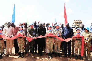 Đội Công binh số 4 hồi sinh cây cầu huyết mạch tại Abyei. Ảnh: HẢI YẾN