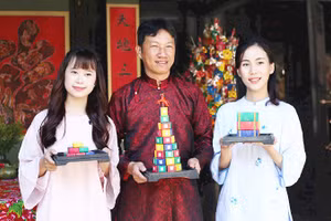 Anh Trần Thanh Quang (đứng giữa) lưu giữ nét tinh hoa ẩm thực Huế.