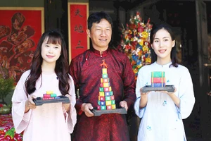 Anh Trần Thanh Quang (đứng giữa) lưu giữ nét tinh hoa ẩm thực Huế.