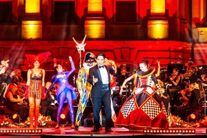 Ninh Đức Hoàng Long biểu diễn cùng các nghệ sĩ quốc tế.