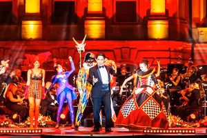 Ninh Đức Hoàng Long biểu diễn cùng các nghệ sĩ quốc tế.