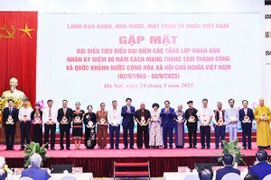 Lãnh đạo Đảng, Nhà nước trao tặng biểu trưng kỷ niệm và quà cho doanh nhân Đỗ Quang Hiển (thứ 3 từ bên phải qua) cùng các đại biểu vì đã có những thành tích xuất sắc trong công tác an sinh xã hội, hỗ trợ cộng đồng.