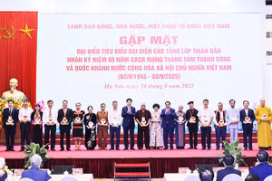 Lãnh đạo Đảng, Nhà nước trao tặng biểu trưng kỷ niệm và quà cho doanh nhân Đỗ Quang Hiển (thứ 3 từ bên phải qua) cùng các đại biểu vì đã có những thành tích xuất sắc trong công tác an sinh xã hội, hỗ trợ cộng đồng.