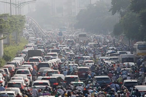 Hạn chế ô nhiễm không khí ở đô thị là vấn đề đang được cả xã hội quan tâm. Ảnh: KHIẾU MINH