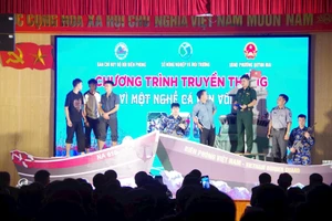 Sân khấu hóa giúp ngư dân Nghệ An dễ nhớ các quy định về khai thác hợp pháp.