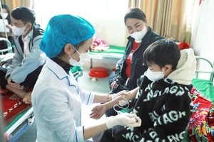 Khám bệnh cho học sinh và người dân xã biên giới Tuyên Quang. 