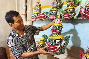 Nghệ nhân Kim Mạnh giới thiệu các sản phẩm của mình.