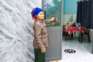 Bà Lê Thị Liễu vui mừng đón nhận căn nhà mới xây ở thôn Tân Hóa Bắc, xã Hòa Hội.