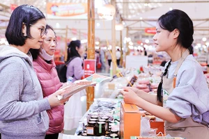 Người dân tham quan, lựa chọn nông sản tại các gian hàng Hội chợ Mùa Xuân. Ảnh: LÊ ĐÔNG