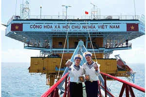 Đón Tết với bánh chưng xanh trên nhà giàn.