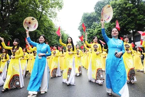 Lễ hội áo dài đã trở thành thường niên tại Hà Nội. Ảnh: KHIẾU MINH