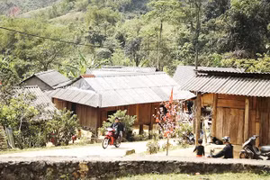 Những bản làng của đồng bào Pa Kô, Vân Kiều dọc đường biên giới.