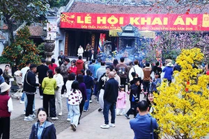 Người dân tấp nập du xuân, dâng lễ tại Đền Trần (phường Nam Định, tỉnh Ninh Bình).