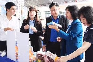 Trương Văn An (bên trái), giới thiệu sản phẩm của CaThiFood đến người tiêu dùng.