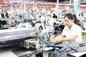 Máy là hơi tự động trị giá hơn 1,3 tỷ đồng - một trong những thiết bị hiện đại nhất của Xí nghiệp Veston Hưng Hà (thuộc Tổng công ty May 10, xã Hưng Hà, Hưng Yên) đang được công nhân vận hành. Ảnh: THẾ DUYỆT