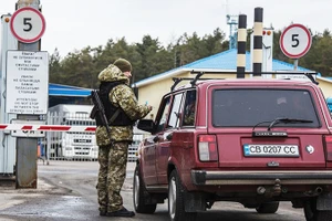 Binh sĩ Estonia kiểm soát an ninh tại biên giới. Ảnh: AP