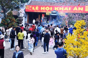 Người dân tấp nập du xuân, dâng lễ tại Đền Trần (phường Nam Định, tỉnh Ninh Bình).