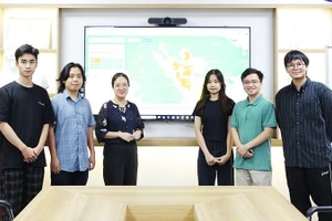 PGS, TS Nguyễn Thị Nhật Thanh (thứ ba, từ trái sang) và các thành viên trong nhóm nghiên cứu "Địa không gian thông minh".