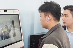 Người dân sử dụng kiosk thông minh và hệ thống xác thực cấp bản sao số tài liệu điện tử. Ảnh: NAM NGUYỄN