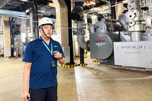 Kỹ sư Tan De Hao giới thiệu hệ thống làm mát cho tòa Marina Bay Sands.