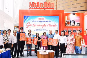 Các văn nghệ sĩ Hải Phòng đón nhận những ấn phẩm đặc biệt của Báo Nhân Dân. Ảnh: THỦY NGUYÊN