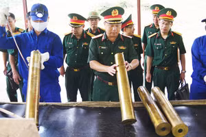 Kiểm tra công tác tại khu xử lý đạn.