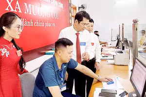 Tổ công tác của tỉnh Sơn La kiểm tra việc vận hành Trung tâm Phục vụ hành chính công xã Mường Cơi.