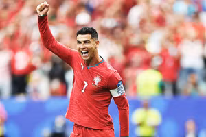 Ronaldo trở thành cầu thủ lớn tuổi thứ hai ghi bàn trong lịch sử World Cup, sau Roger Milla.