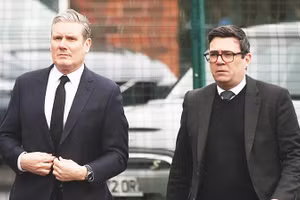 Thủ tướng Keir Starmer (bên trái) và chính trị gia kỳ cựu Andy Burnham. Ảnh: GETTYIMAGES