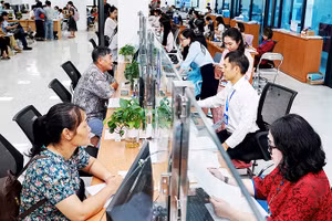 Người dân làm thủ tục tại trung tâm hành chính công Phường Cầu Giấy. Ảnh: HẢI NGUYỄN