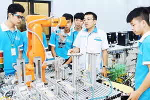Nguồn nhân lực chất lượng cao ảnh hưởng nhiều tới năng suất lao động. Ảnh: NAM ANH