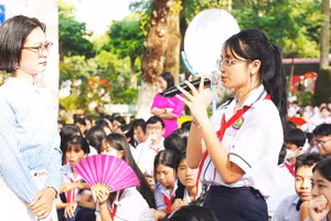 Nhà văn, nhà báo Phương Huyền trong một chương trình giao lưu về sách với học sinh. Ảnh: NVCC