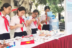 Nhà trường nên tăng cường phối hợp với các cơ quan, đơn vị tổ chức cho học sinh trải nghiệm, tham dự các sự kiện văn hóa. Ảnh: QUANG HƯNG