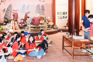 Học sinh Trường Pascal trải nghiệm làm tranh Đông Hồ tại Trung tâm bảo tồn tranh Đông Hồ, Bắc Ninh.