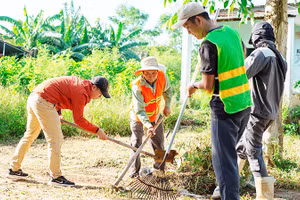 Nhóm anh Đinh Văn Tú dọn dẹp ngôi nhà ở xã Gò Nổi, TP Đà Nẵng.