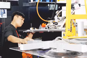 Các doanh nghiệp chế biến chế tạo chú trọng đầu tư máy móc công nghệ để tăng năng suất. Ảnh: NAM NGUYỄN