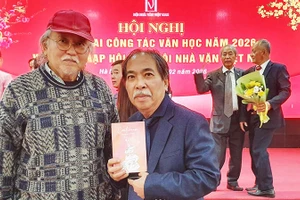 Nhà thơ Raja Ahmad Aminullah tặng sách nhà thơ Nguyễn Quang Thiều. 