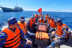 Cán bộ, chiến sĩ tàu 740 (Hải đoàn 129, Quân chủng Hải quân) được chở tới Nhà giàn DK1/20 để thực hiện bỏ phiếu sớm.