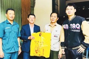 Đại diện Ban Chỉ huy Quân sự phường Liên Chiểu tặng quà động viên thanh niên sắp nhập ngũ.