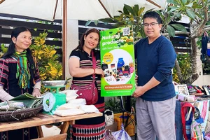 Ông Lê Quốc Việt tại phiên chợ Tân Thành (Đà Nẵng).